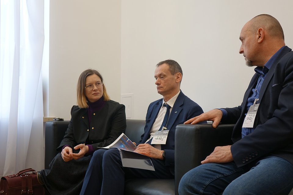 Na zdjęciu widzimy Paulinę Matysiak – posłankę Lewicy i aktywistkę społeczną – podczas spotkania ze związkowcami w Sejmie. Ujęcie pokazuje spokojną, skupioną atmosferę rozmowy. W centrum zdjęcia znajduje się mężczyzna w garniturze z dokumentami w rękach, po prawej stronie – Jarosław Niemiec, związkowiec obecny również na wcześniejszej konferencji prasowej.  Spotkanie miało najprawdopodobniej charakter konsultacyjny – być może dotyczyło problemów pracowniczych, warunków zatrudnienia albo przygotowania konkretnej inicjatywy ustawodawczej.