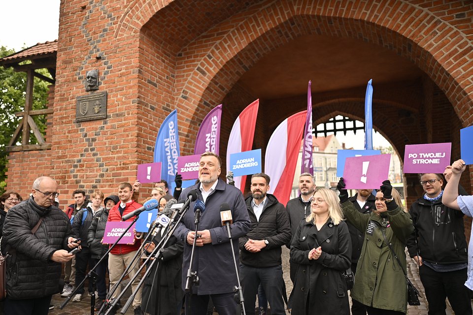 Adrian Zandberg podczas spotkania z wyborcami w Olsztynie fot. Dawid Majewski z Razem