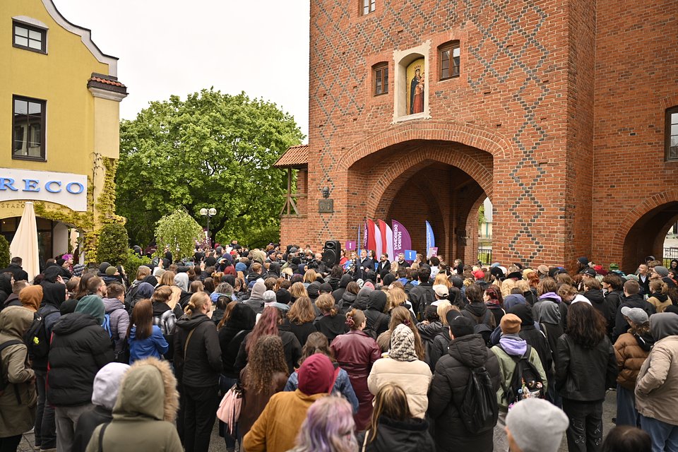 Adrian Zandberg podczas spotkania z wyborcami w Olsztynie fot. Dawid Majewski z Razem